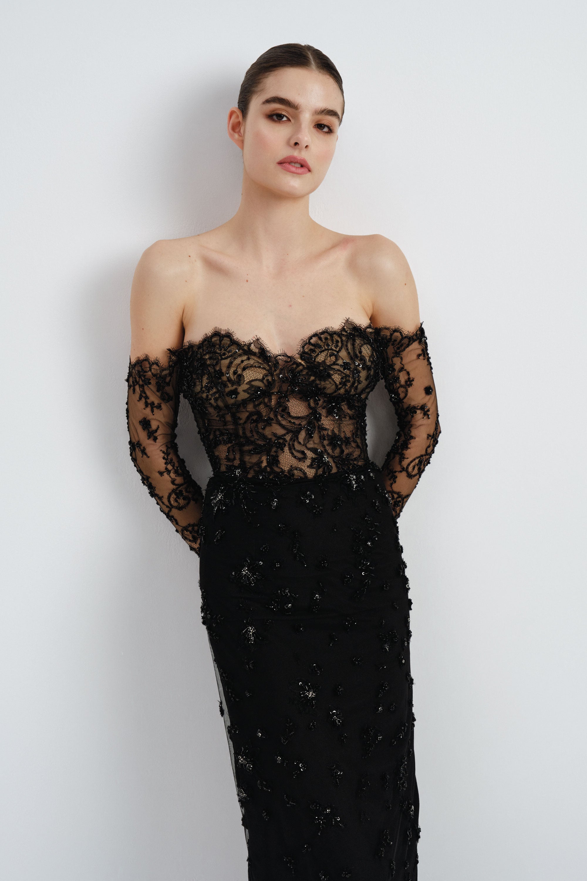 D.E.A. ブラック フレアドレス Long Sleeve Off-Shoulder Beaded Lace Gown | Nicole+Felicia