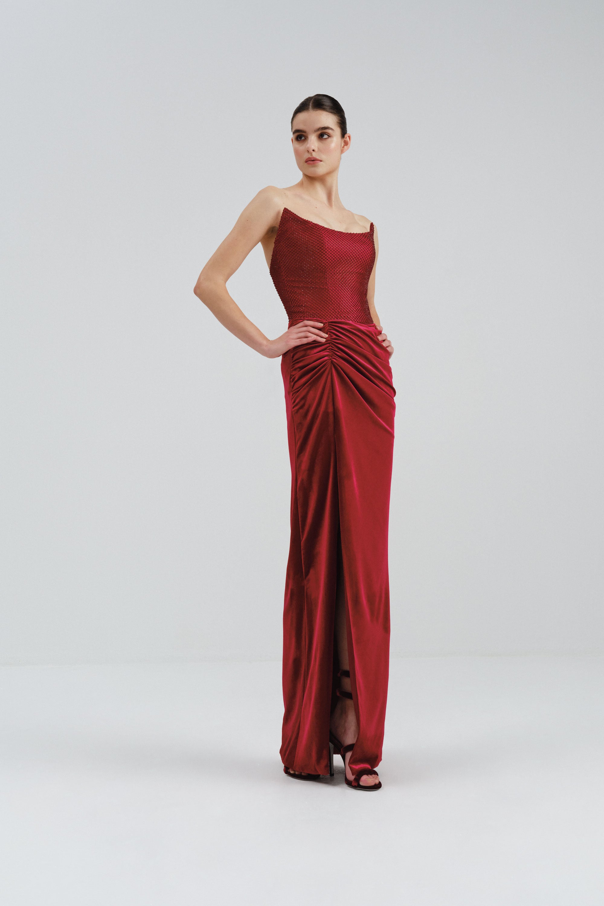 evening velvet dress Black Gown with Beaded Trim 40119 along with gentle padding sewn into the top part Vestido Scarlett Velvet - Vino